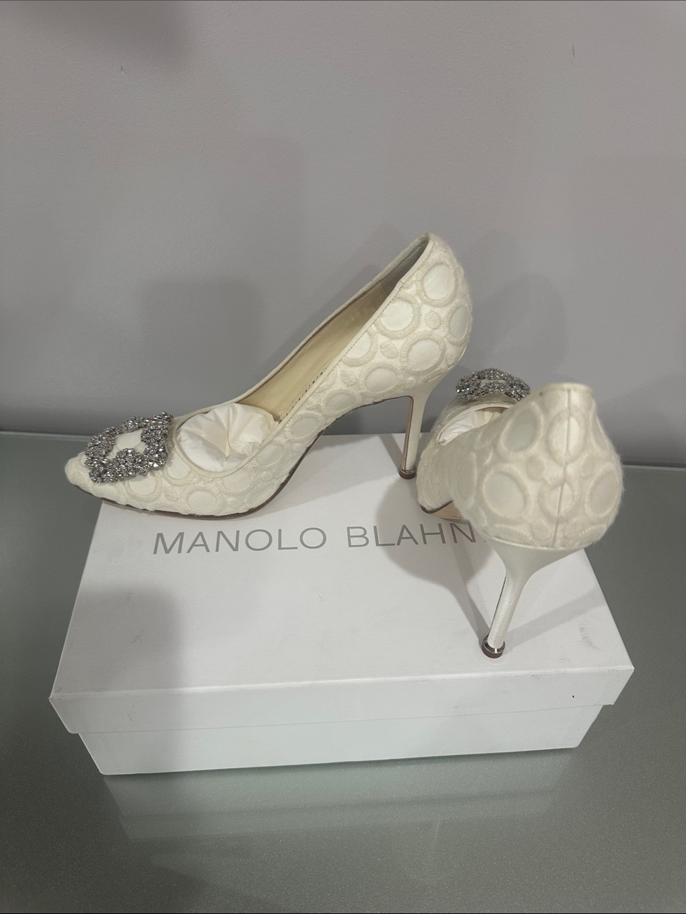 Manolo Blahnik Ivory silk Embellished Pearl Pumps size 39.5 - Picture 2 of 11